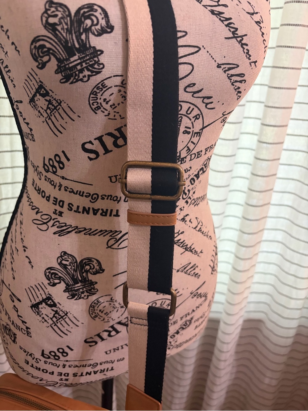 Universal Thread Mini Crossbody - Picture 4 of 7